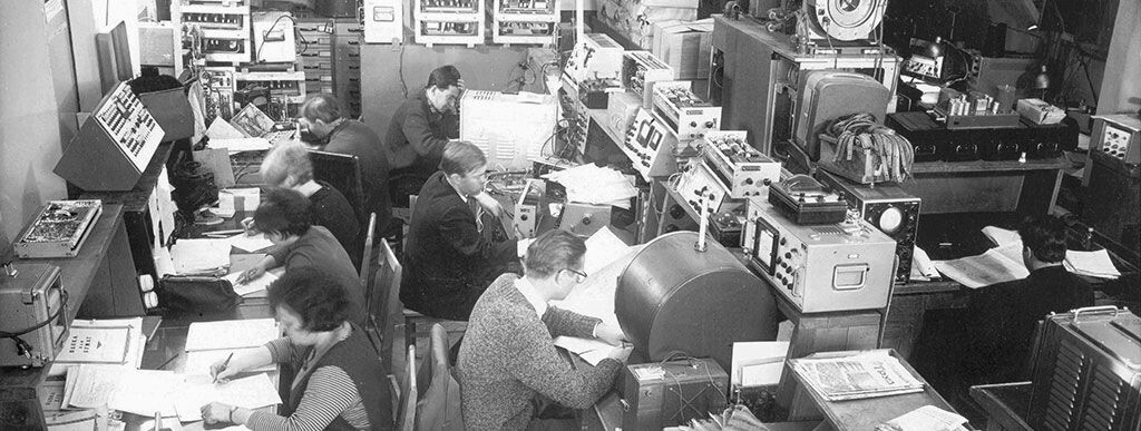 Инженеры ОКБ-275 разрабатывают передовую для того времени электронику для авиации (архивное фото с сайта компании «Радар ммс»)