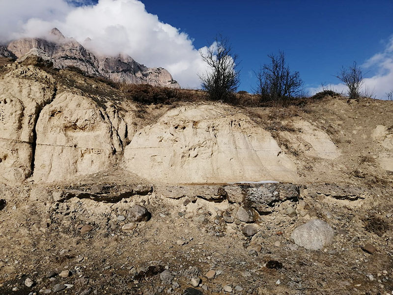 Глиняная толща на древних речных отложениях. Фото К.П. Попова.