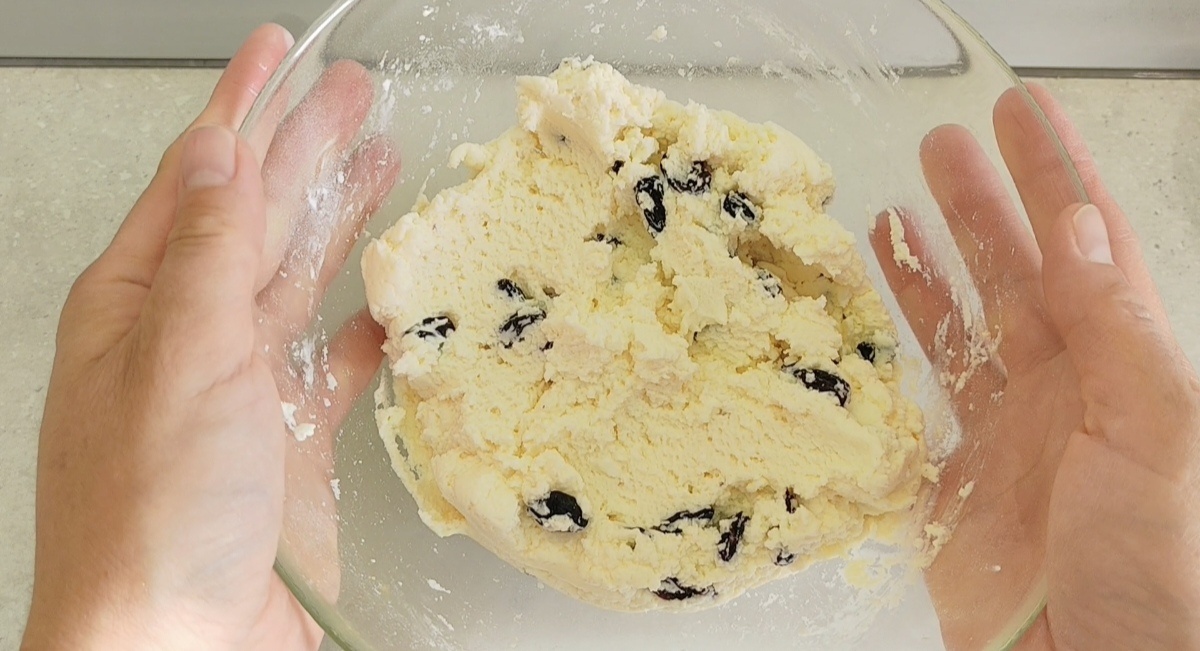 Правильная консистенция — густая и кремовая. Масса должна держать форму.