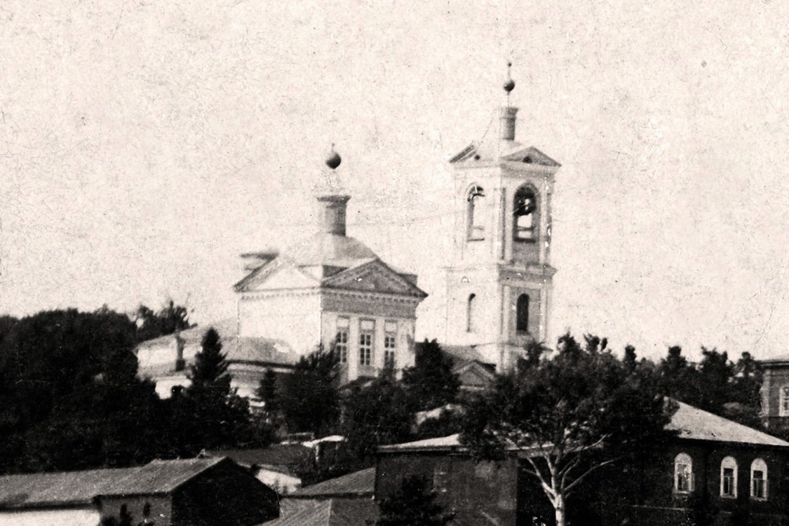 Церковь Троицы Живоначальной. Крапивна. Четверик с классицистическим декором, с трапезной и колокольней. Фото из фондов Крапивенского музея. 1906 год