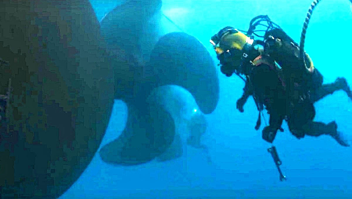 - Да не винтажная лопасть, стажёр, а винтовая! Где вас только таких учат? 