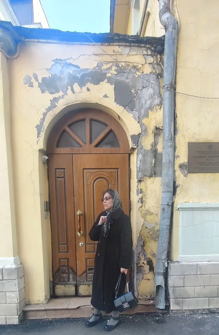 ВАша покорная слуга возле усадьбы архитектора Григорьева (1842 года. Главный дом службы, фрагмент ограды.Москва). Листайте, 3 фото