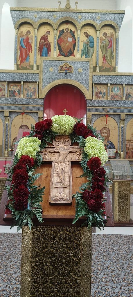 Смотрите , до чего красивый Крест Господень. С утра молилась в храме Новомучеников и исповедников. Очень мне понравилось, как украсили флористы. Аромат, знаете какой стоит.