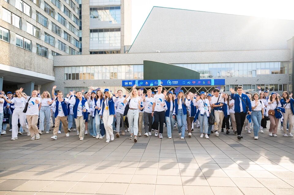 Студенты НИТУ МИСиС в День знаний. Фото из статьи kp.ru/daily/27558/4883129/