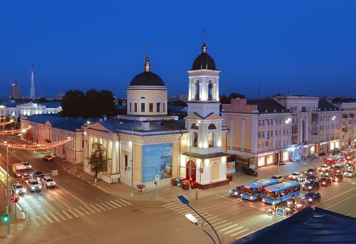 Хотя собор куда моложе Белой Троицы, его настоятель — действующий митрополит, а вообще место намоленное. Фото с Викисклада: https://commons.wikimedia.org/wiki/File:Тверь._Огни_вечернего_Тверского_проспекта_под_крестами_Вознесенского_собора.jpg