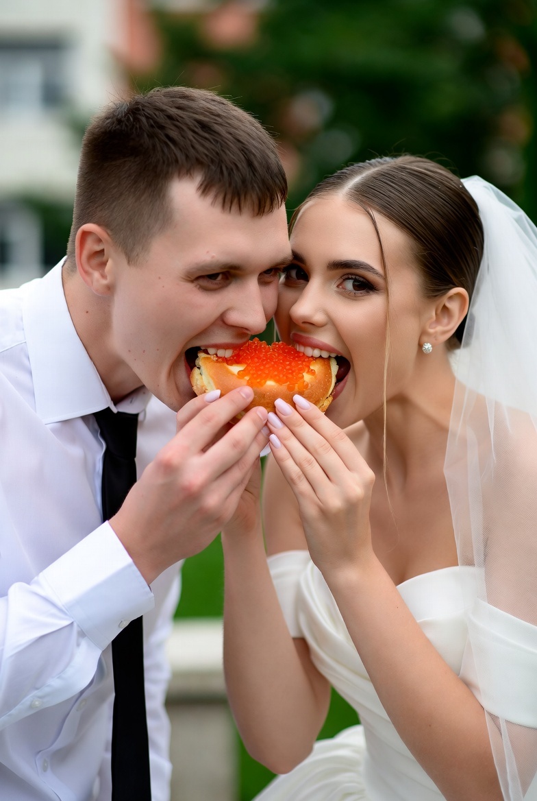 Бутерброд с икрой для молодоженов. Сгенерировано ИИ