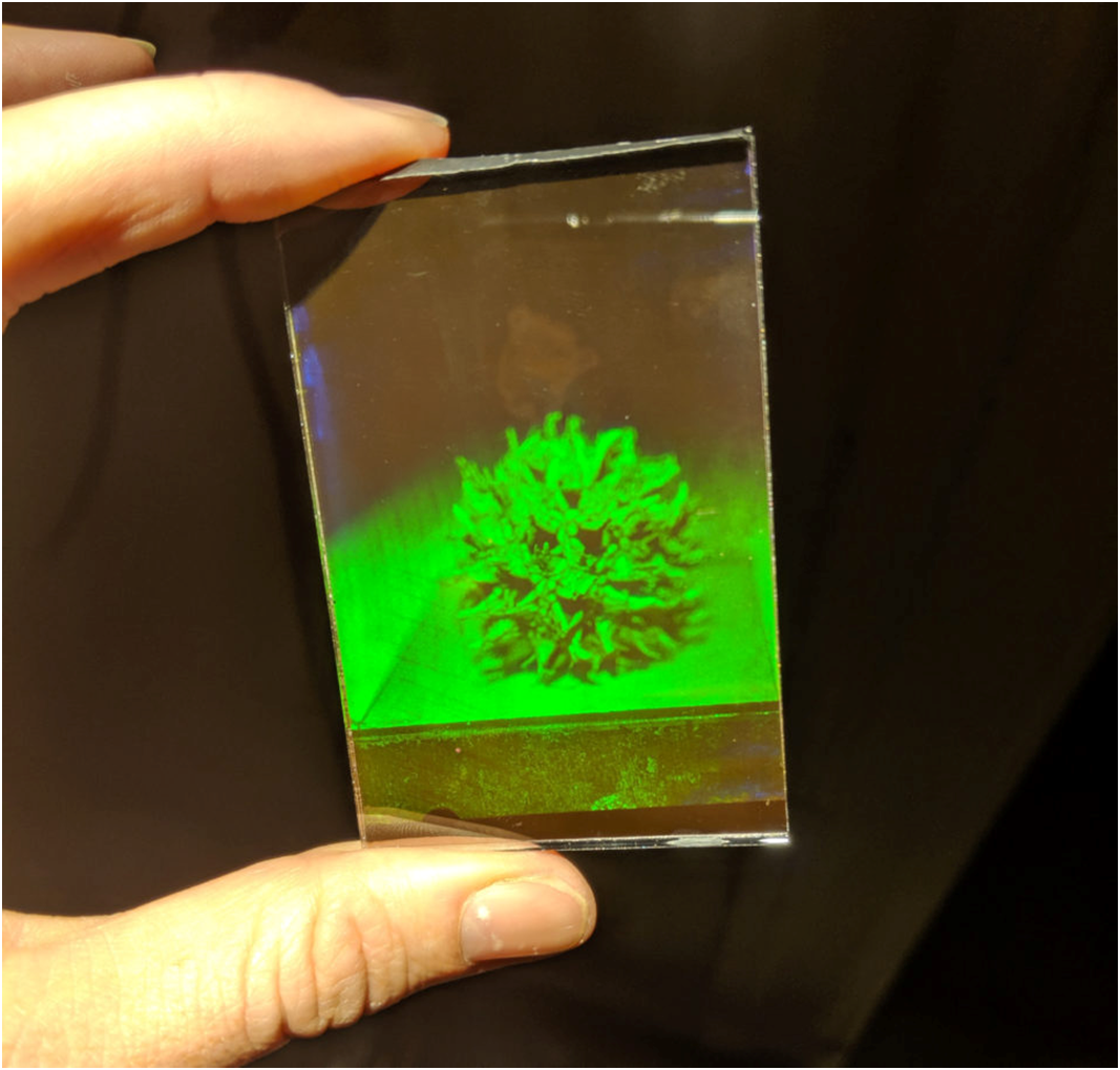 Если не воздействовать на физическую структуру химическими веществами, отражательная голограмма будет иметь тот же цвет, что и при записи. Для создания настоящей цветной отраженной голограммы комбинируют несколько цветов лазера — обычно красный, зеленый и синий.