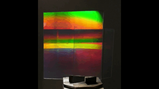 «Океанское небо» Сэма Мори (2018)
 Скульптура с двумя радужными голографическими панелями на оргстекле размером 20 x 18 дюймов, изготовленная по заказу Holographic Art Grant Commission и напечатанная Джоном Перри в Holographics North.