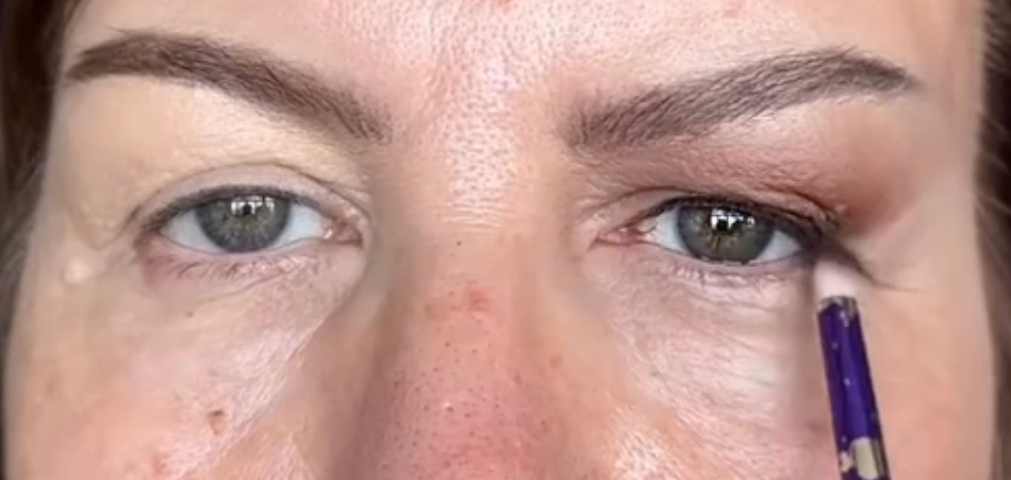 Для тех, кому за 60: растушеванная стрелка, которая делает глаза распахнутыми и сияющими