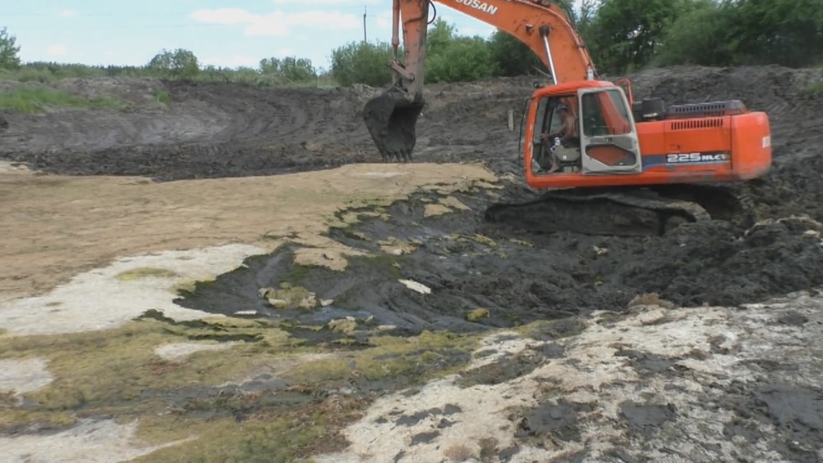 Удаление ила со дна водоема
