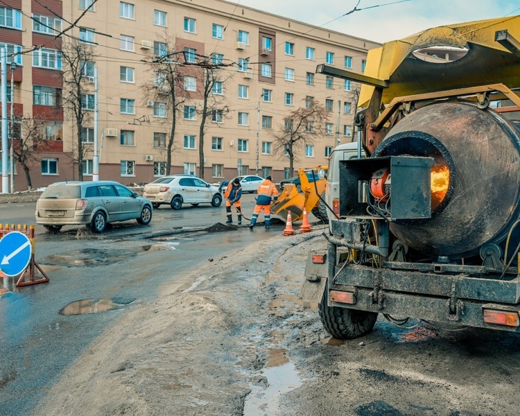     В Курской области 28 бригад устраняют аварийную ямочность на дорогах