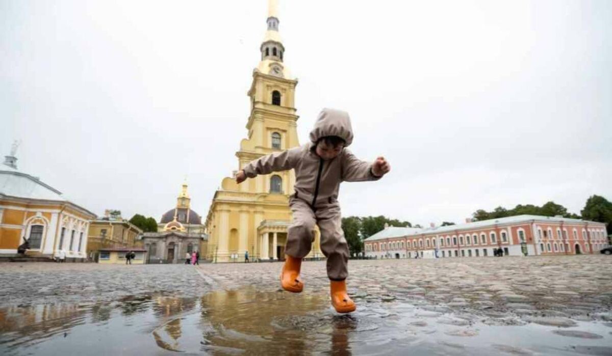     Ребенок прыгает по лужам. Источник: spb.kp.ru Автор фото: Юлия Пыхалова