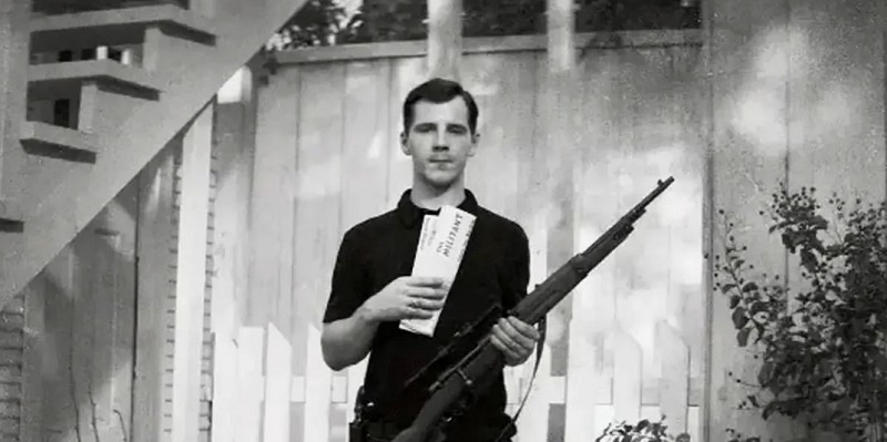 Ли Харви Освальд. Неважный стрелок, с примитивным ружьём за 5 секунд сделал якобы три точных выстрела. 