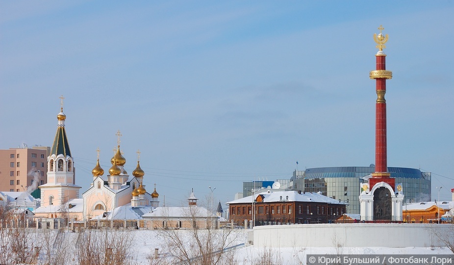 Градоякутский Преображенский кафедральный собор и колонна в честь основания города на Московской набережной