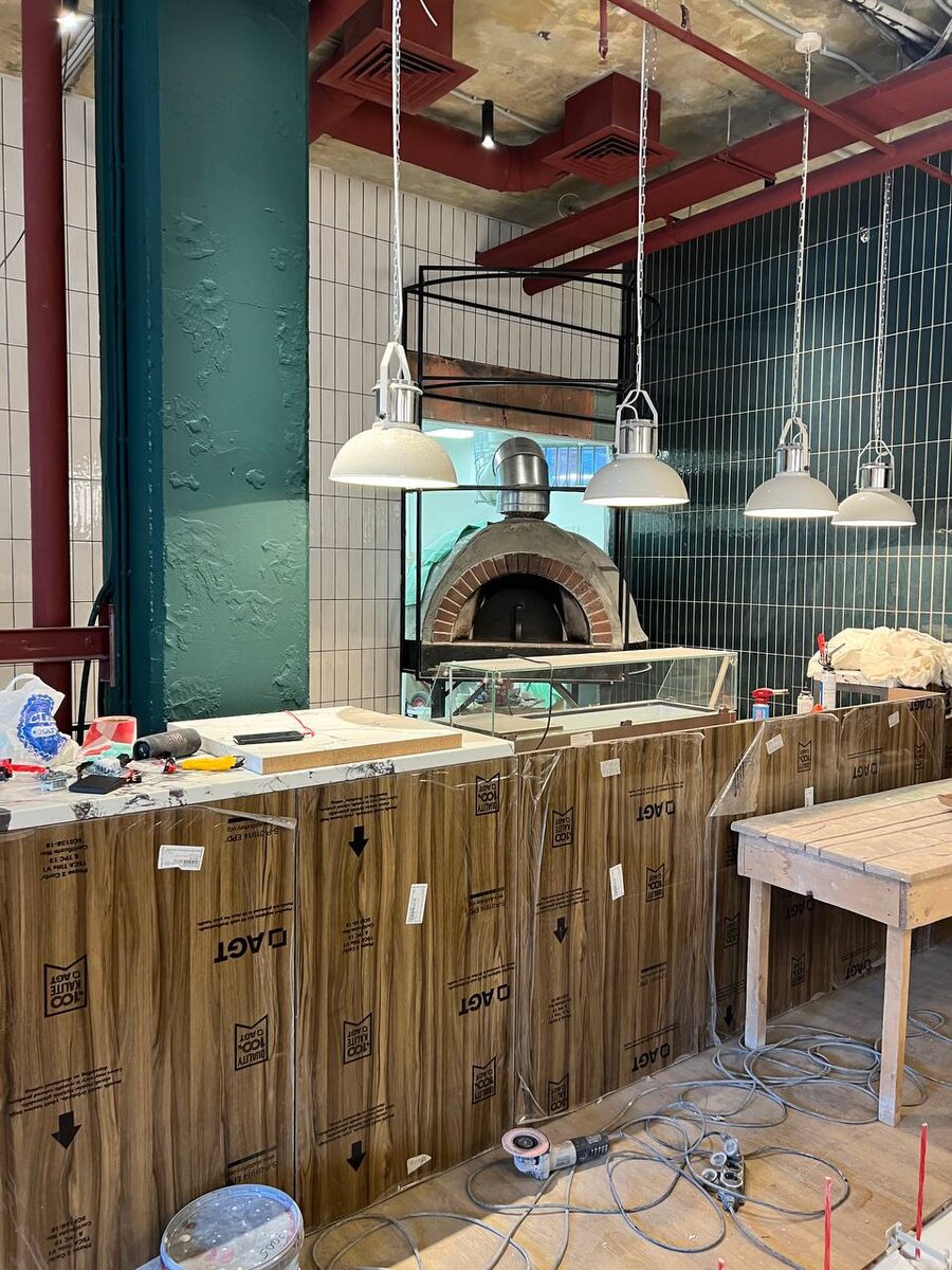 Интерьеры ресторанов и кафе в 2026 году: реальные бюджеты, честные материалы и роль дизайнера