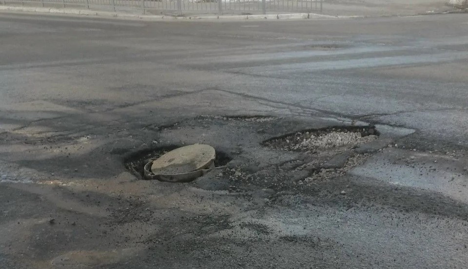    Калужанин потребовал создать комиссию во главе с городским головой из-за открытого люка.