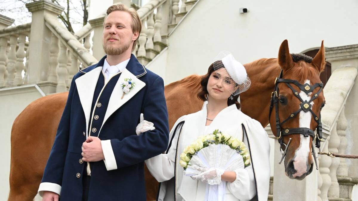    Жених Роман Прокофьев и невеста Карина Долишная во время уникальной свадебной церемонии от Кремлевской школы верховой езды / Фото: Мария Хапцова / Вечерняя Москва