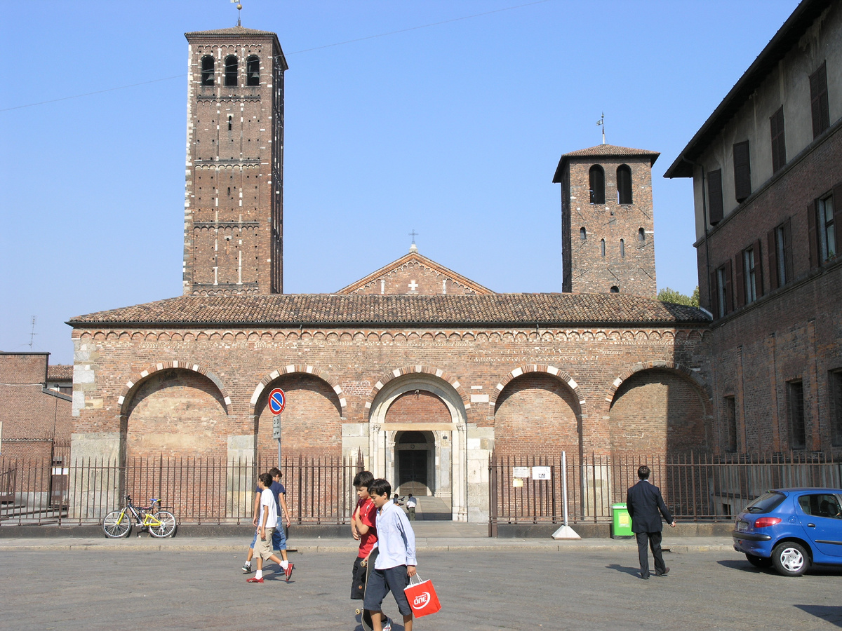 Вход в квадрипортик перед Базиликой Святого Амвросия.