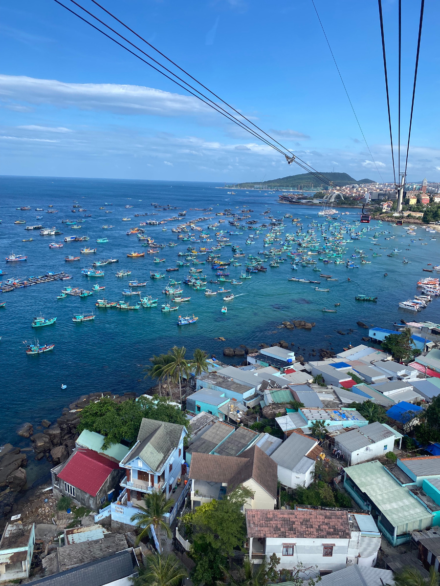 вид из кабинки на канатной дороге