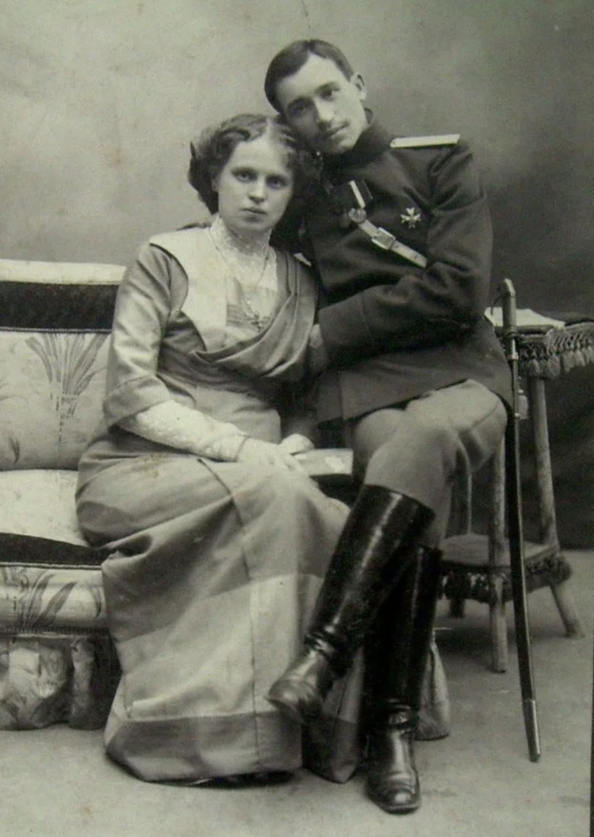 Молоденькие офицеры долгое время были не в состоянии заводить семьи в соответствии с порядками. Архивное фото