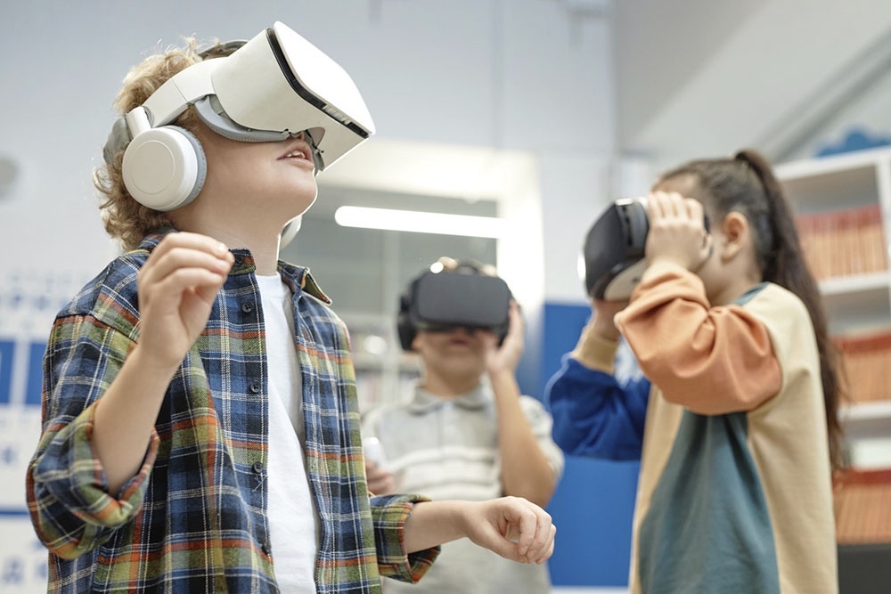    В отличие от виртуальной реальности (VR) дополненная реальность (AR) не изолирует пользователя, а дополняет реальное пространство цифровыми объектами. / Фото: iStock