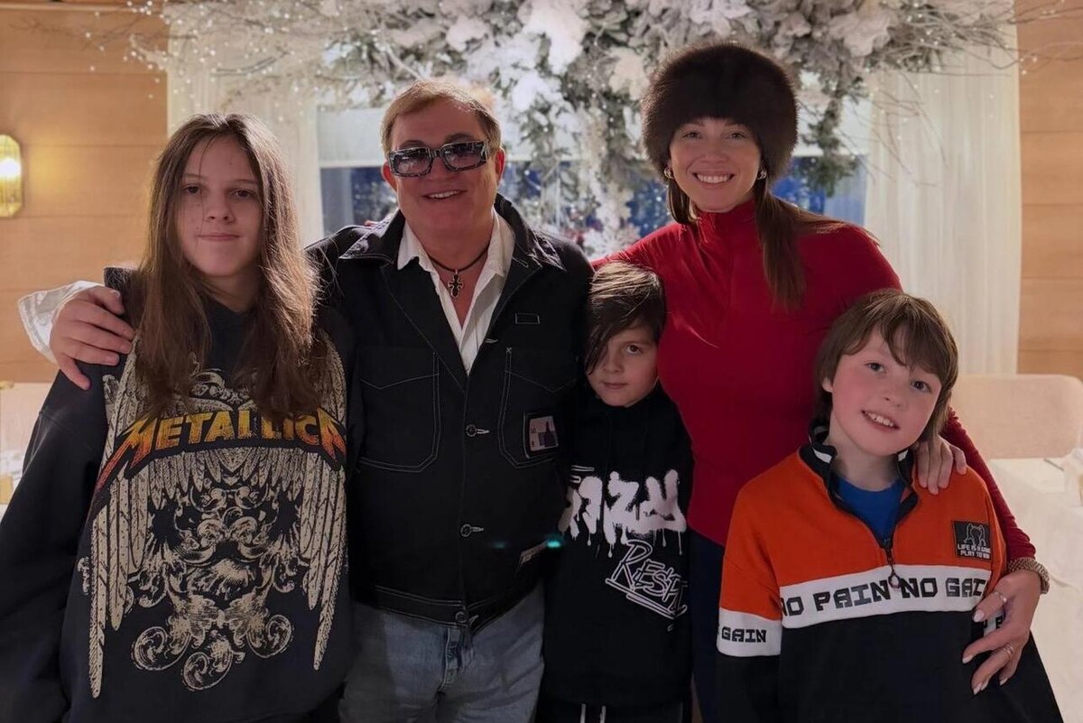    Дмитрий Дибров с бывшей женой Полиной и детьми Социальные сети