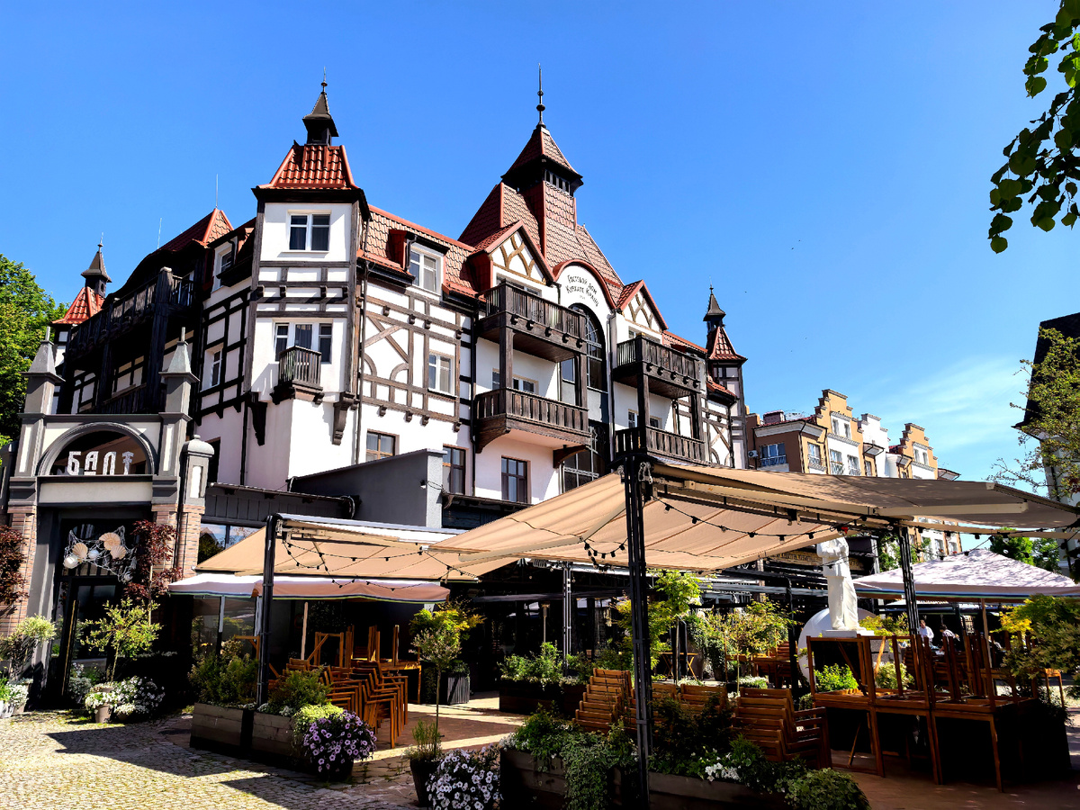 Что может быть лучше вечерней прогулки, которая заканчивается у такого сказочного здания? Здесь даже воздух пропитан ароматом выпечки и уютом. Настоящее сердце города, которое светится изнутри.