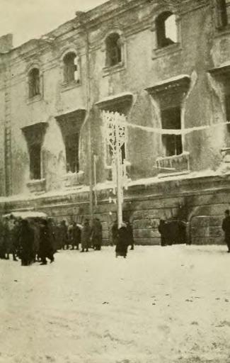 Сожжённое здание Окружного суда.