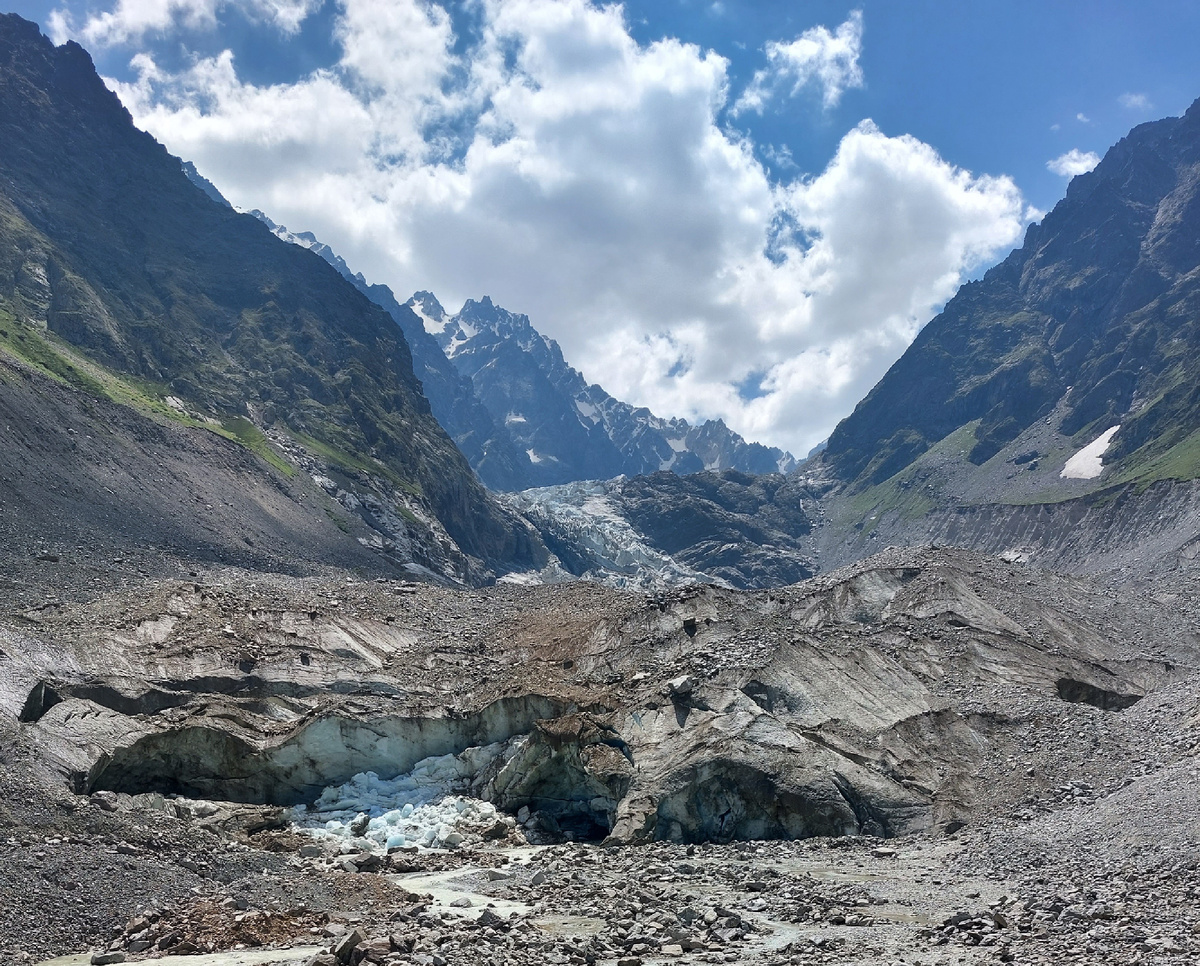 Язык Цейского ледника, покрытый отложениями. Источник: Иван Кушнов / Из личного архива