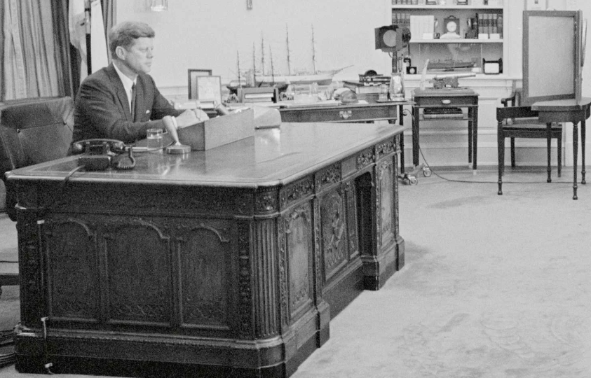 Стол «Резолют»: легендарная мебель, за которой вершится история