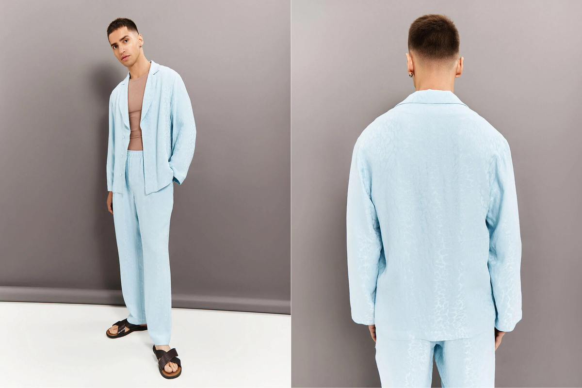 Образ с блейзером «Lenny/Ленни» небесно-голубого цвета и майкой «Troye/Трой» в бежевом оттенке