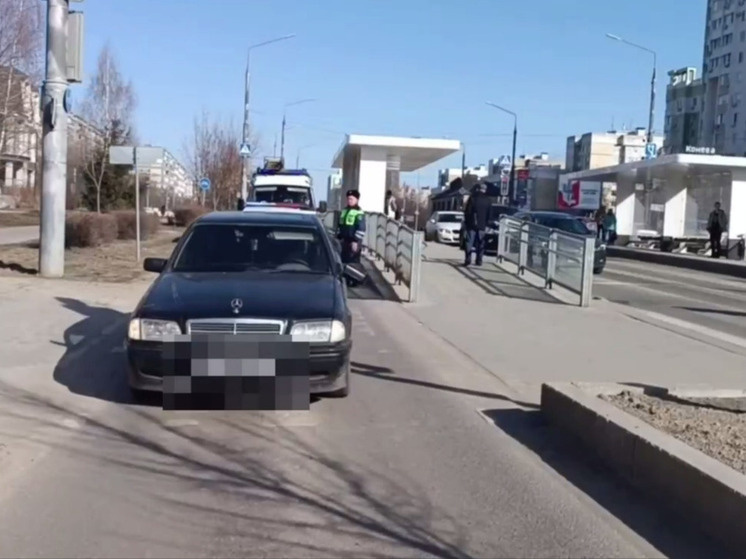     Водитель «Мерседеса» сбил девушку на пешеходном переходе в Белгороде, фото: скриншот видео со страницы t.me/gibdd_31