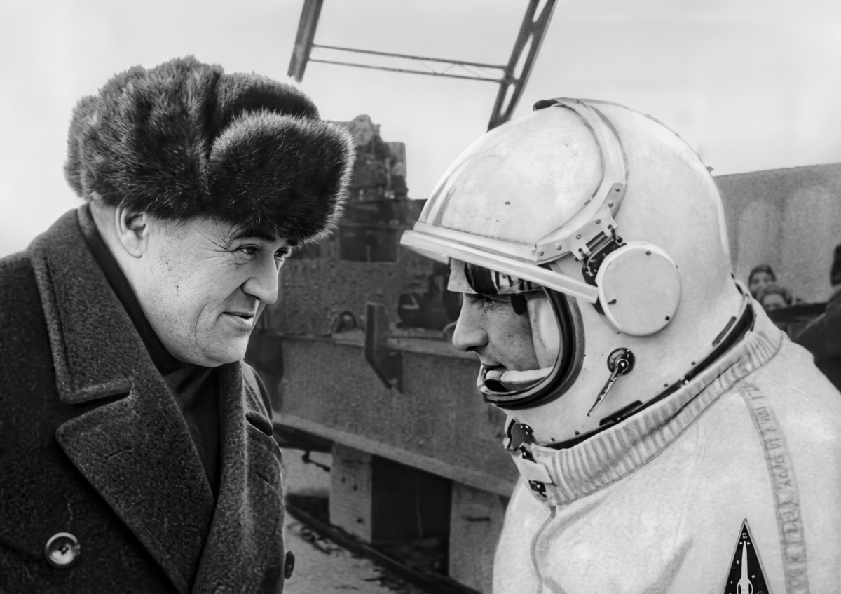 Исторический момент перед первым в истории выходом человека в открытый космос 18 марта 1965 года