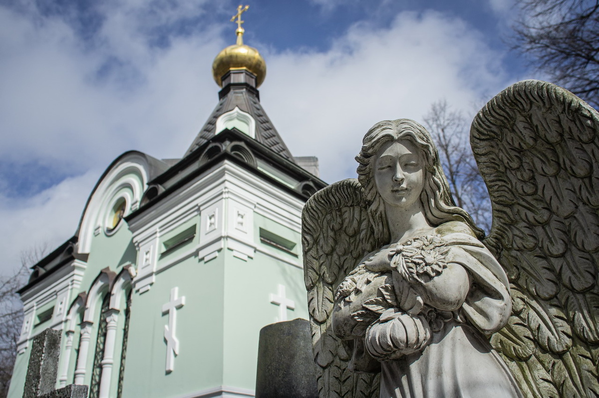 Ищете, как доехать к святой Ксении Петербургской? Подробный маршрут от метро до Смоленского кладбища, часы работы и советы для паломников.