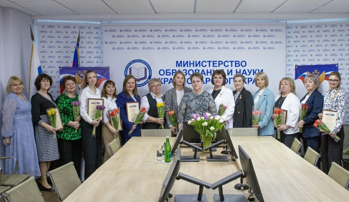 Наставник проекта "Учитель Вольного Дела" Ольга Еременко и другие педагоги на встрече с министром образования и науки Кубани Еленой Воробьевой.