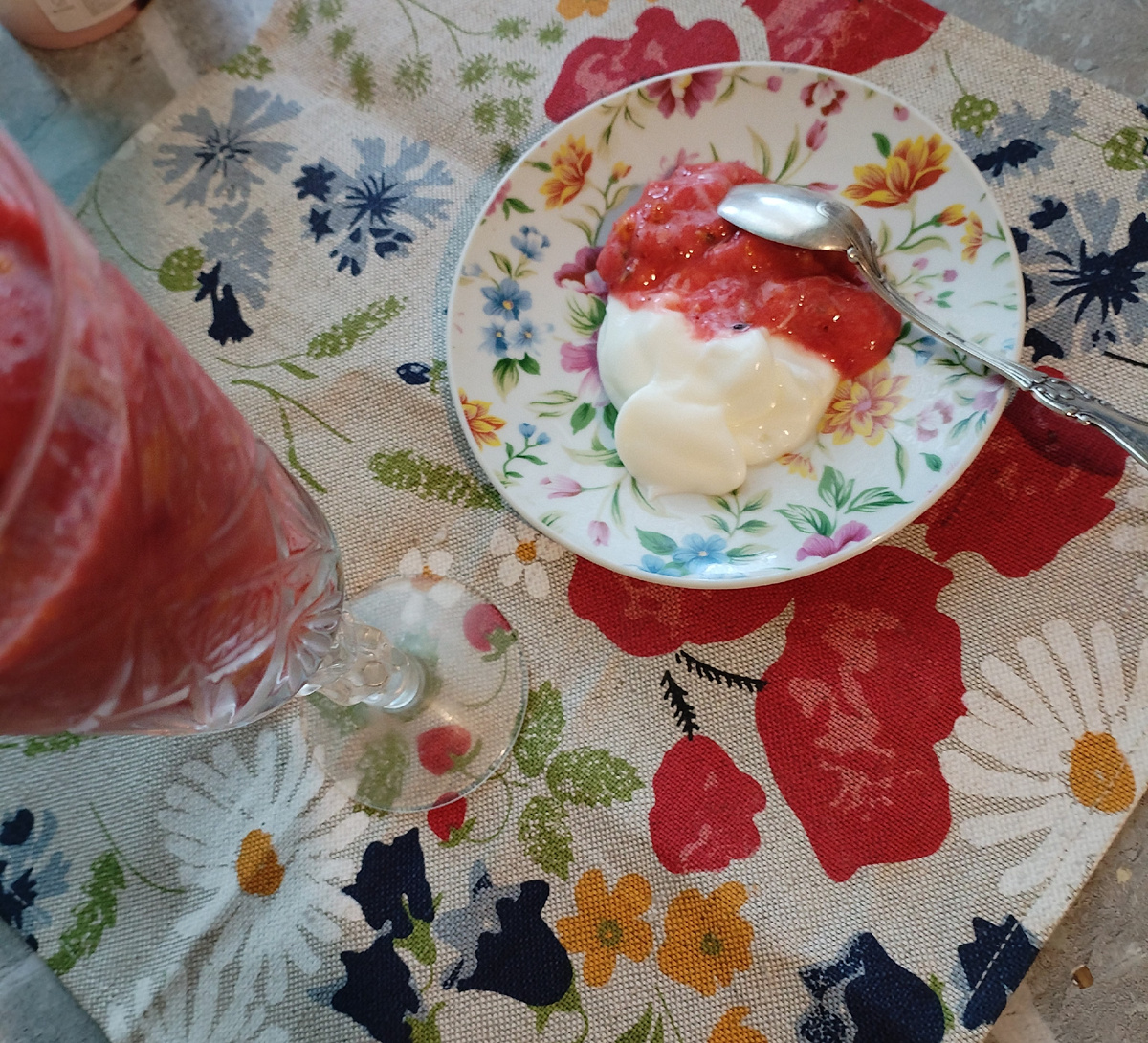 Смузи в бокале, на блюдце оно же с йогуртом