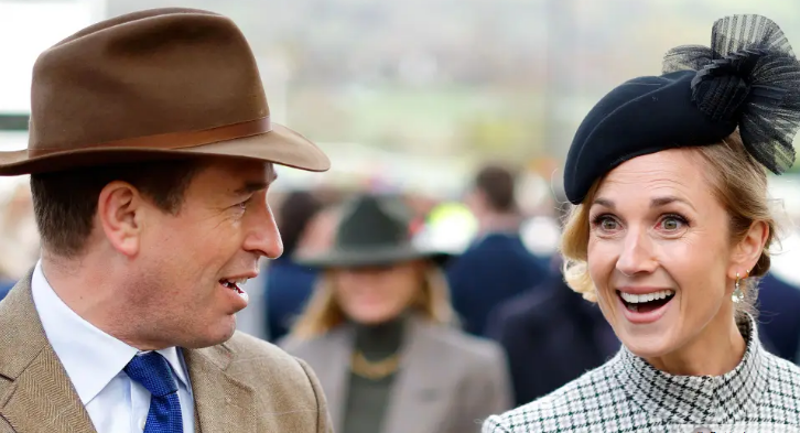Сын принцессы Анны Питер Филлипс засветился с невестой Харриет в Челтнеме. Как выглядела королевкая пара.