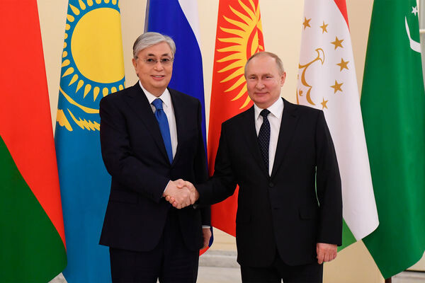 Президент РФ Владимир Путин и президент Казахстана Касым-Жомарт Токаев перед началом неформального саммита руководителей государств - участников Содружества Независимых Государств (СНГ) в Константиновском дворце, 28 декабря 2021 года / Евгений Биятов/РИА «Новости»   📷