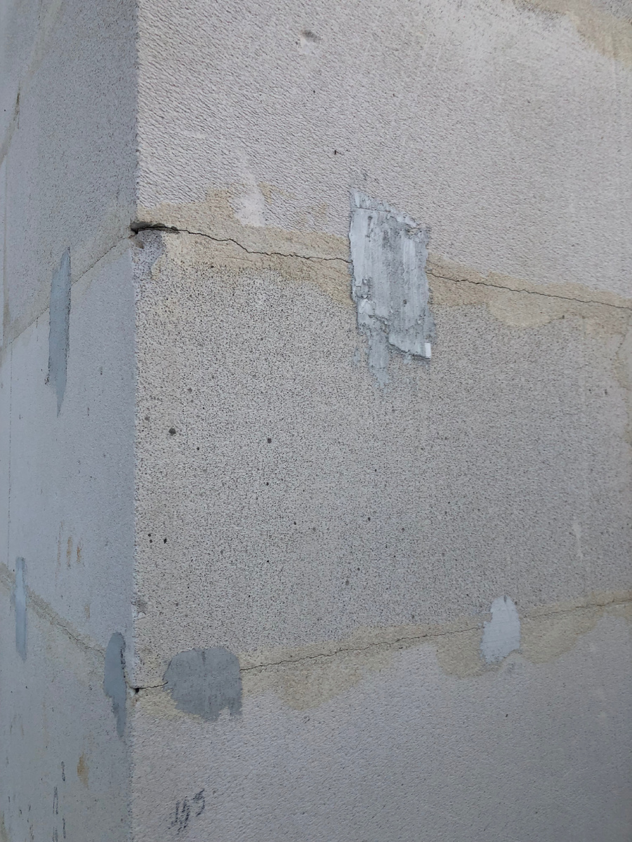 Трещины кладки с установленными маяками