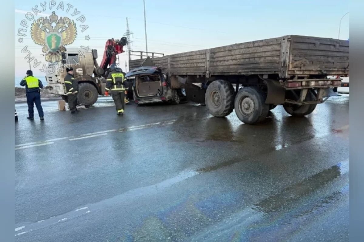    Удар был такой силы, что крышу иномарки смяло полностью.