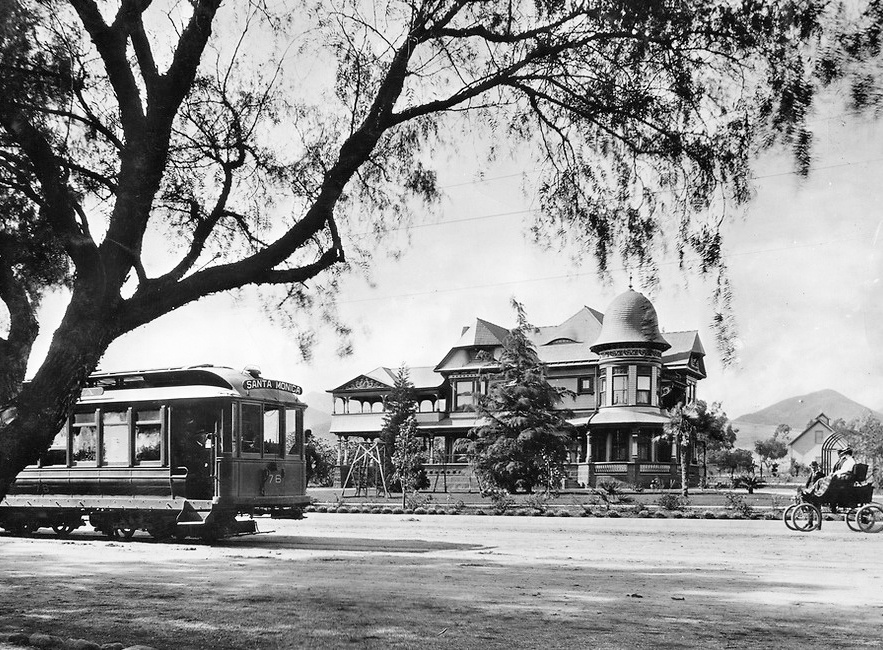 Бульвар Голливуд. Слева на снимке - трамвай, справа - электромобиль. На заднем плане особняк мультимиллионера Э. Херда. Голливуд, 1900 год. Библиотека Лос-Анджелеса.