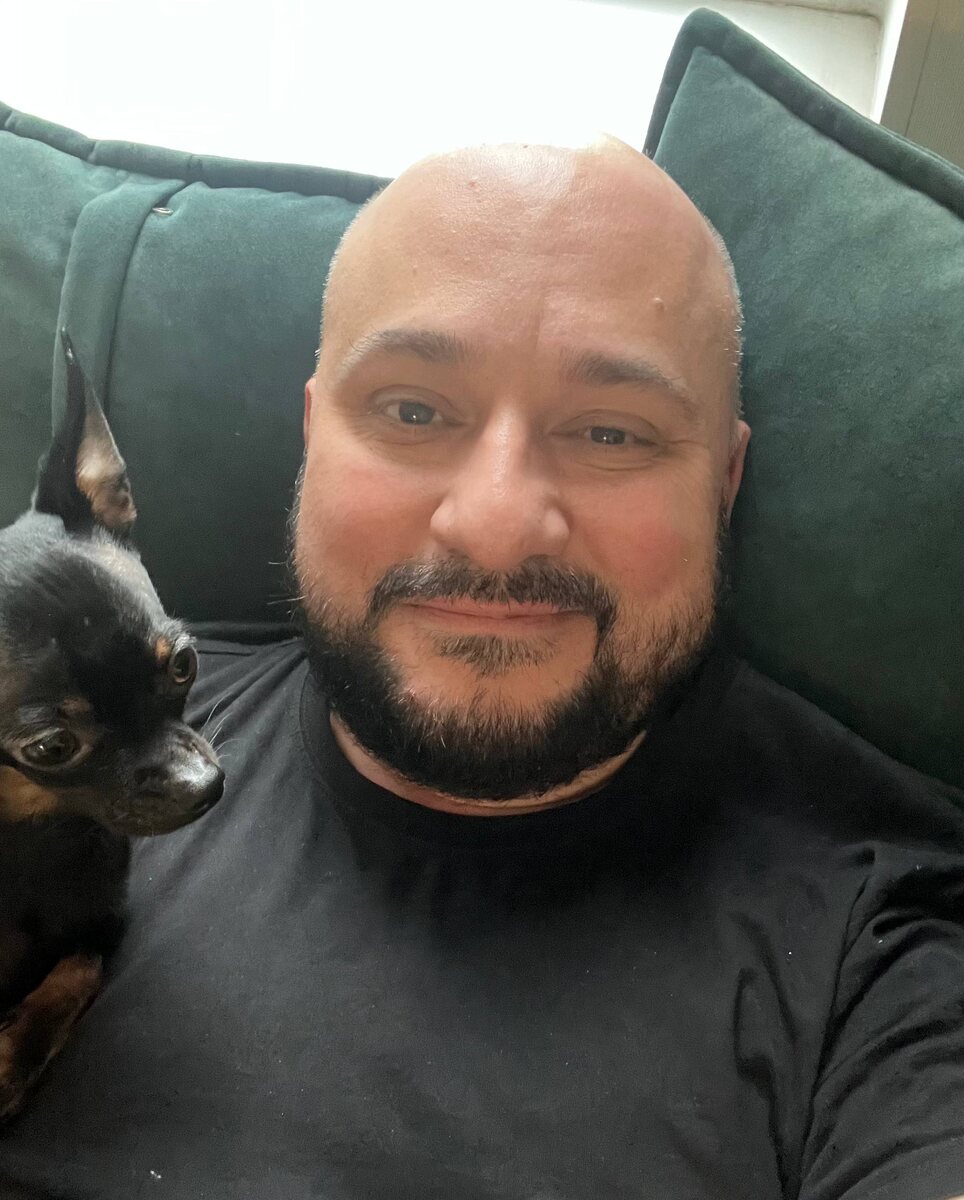 Мы с Боней на нашем любимом зелёном диване отдыхаем, смотрим новинки кинематографа и телевидения. Фото из личного архива автора. 