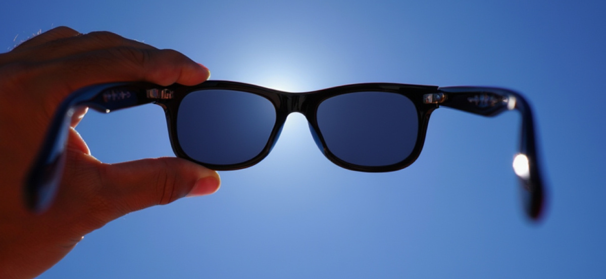 Какие есть категории солнцезащитных очков? Как определить светопропускание линзы? Можно ли выполнить проверку очков в оптике?