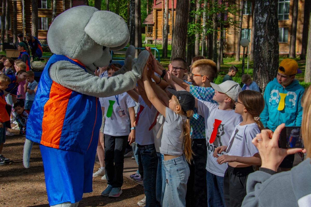 Родители часто спрашивают, на что обращать внимание при выборе лагеря. Делимся простым ориентиром:

1.Безопасность — опыт лагеря, организация присмотра, ответственность команды.
2.Сильная программа — не только развлечения, но и развитие.
3.Команда наставников — люди, которые умеют вдохновлять и поддерживать детей.
4.Баланс отдыха и обучения — чтобы ребёнок и отдыхал, и открывал для себя новое.
5.Атмосфера — место, где ребёнку комфортно быть собой и легко находить друзей.

Именно на этих принципах мы строим программу лагеря «КОМПЬЮТЕРиЯ».

А по каким критериям вы выбираете лагерь для ребёнка? 