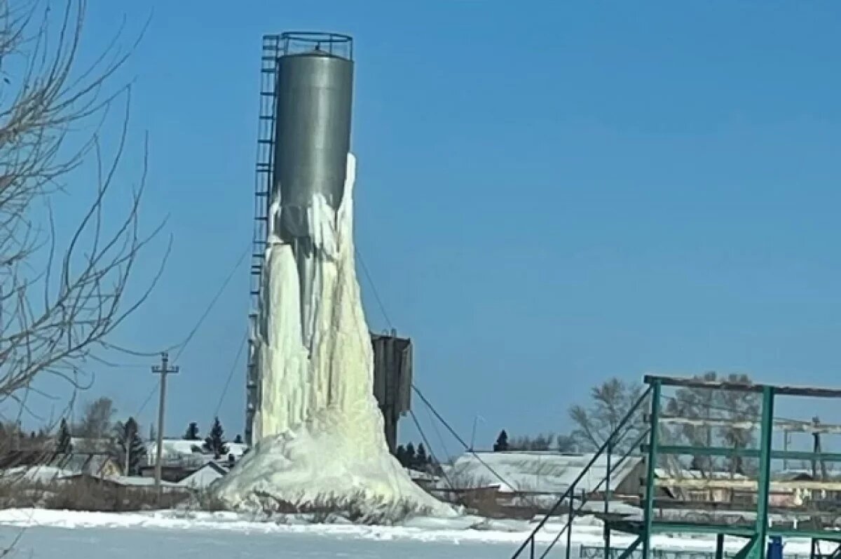    В Омской области 20-метровая глыба льда накрыла башню у школы