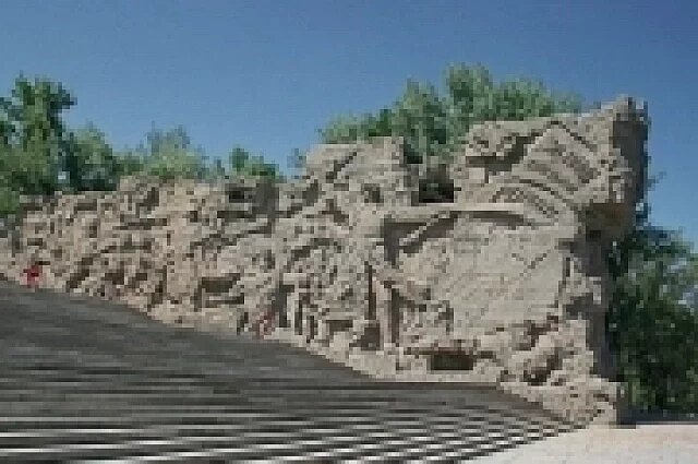    Что за гигантские щели обнаружили стенах-руинах на Мамаевом кургане?