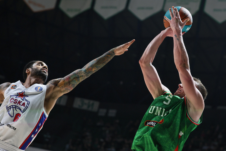 УНИКС обыграл ЦСКА 86:80 (на фото — Мело Тримбл и Дмитрий Кулагин)Фото: Ксения Богданова, unics.ru