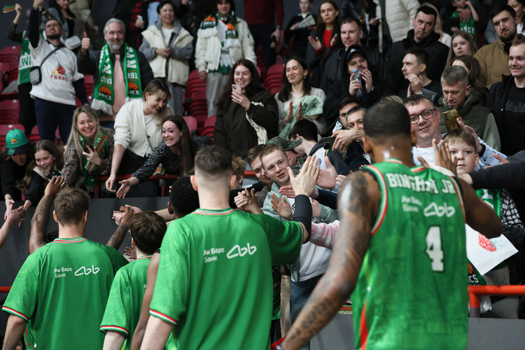 Игроки УНИКСа делают «круг почета» после каждой игрыФото: Ксения Богданова, unics.ru