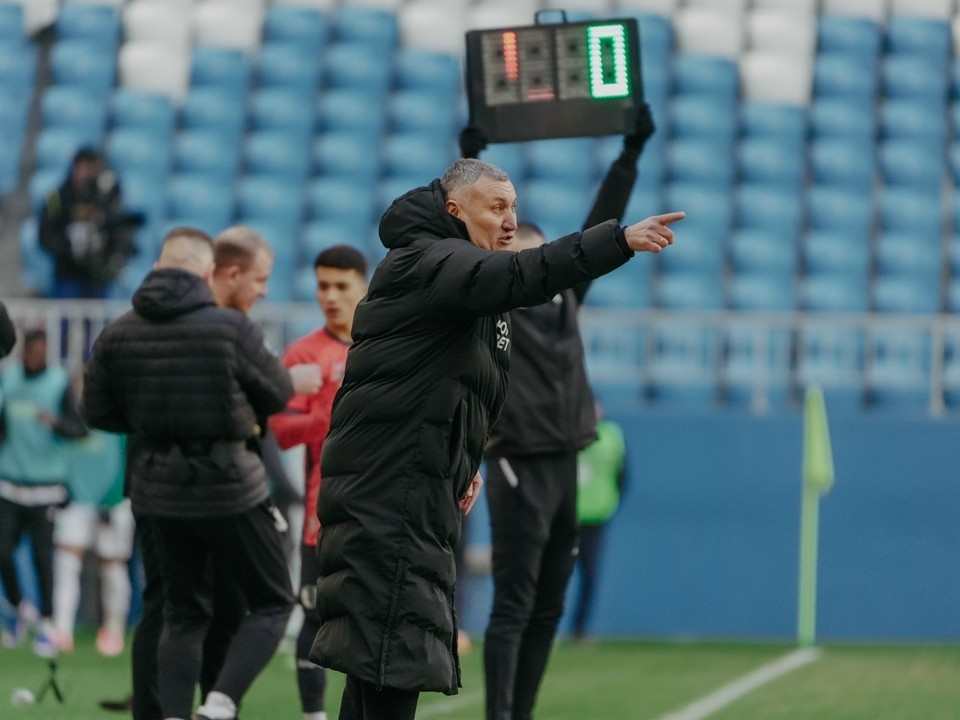    Заур Тедеев недоволен состояние поля на «Самара Арене» Фото: ФК «Акрон» (Тольятти)