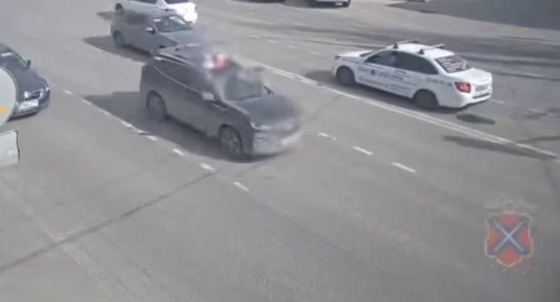 В Волгограде мать решила проветрить детей через открытый люк иномарки и попала на видео